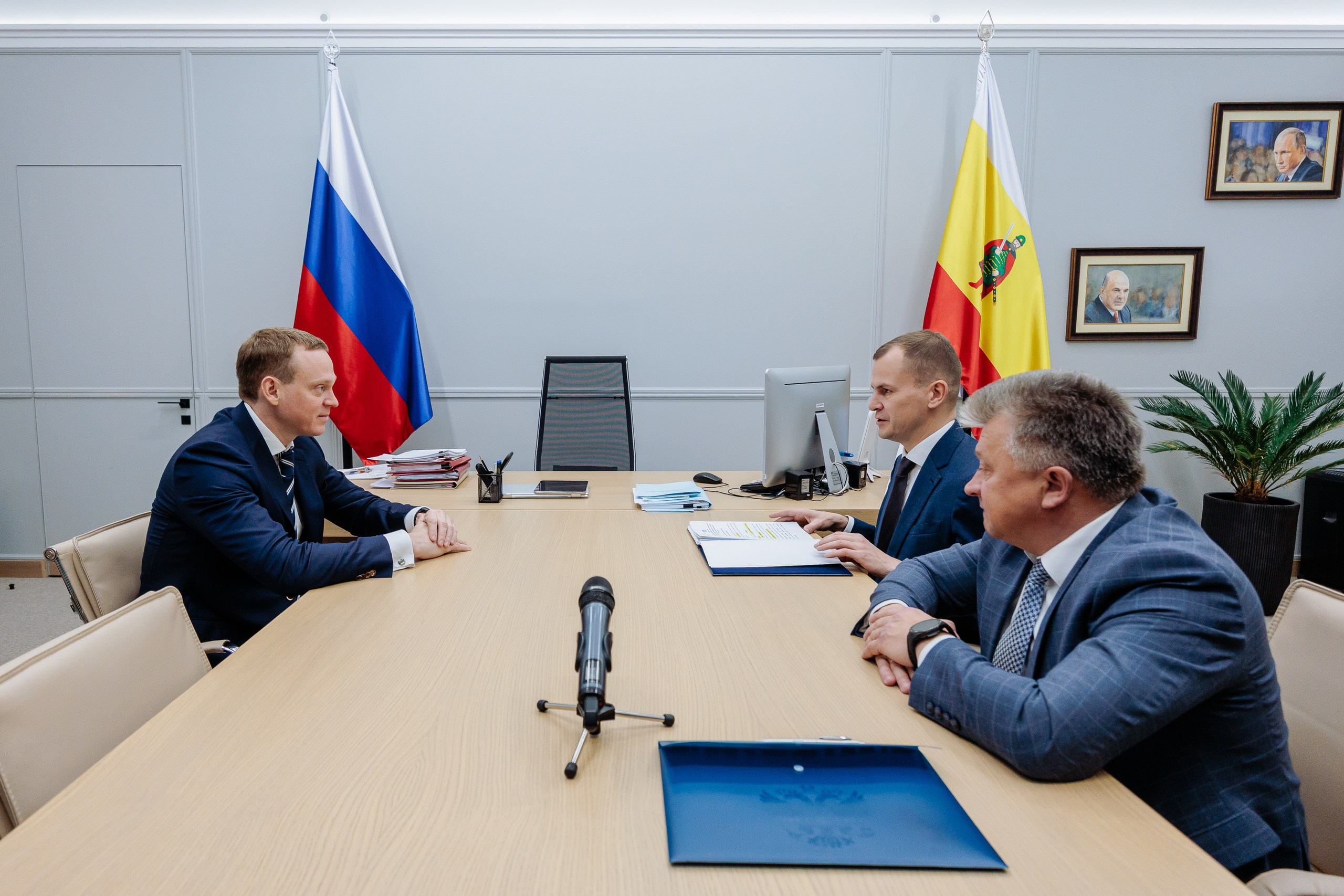 Заместитель генерального директора по работе с органами власти и регионами «Газпром межрегионгаз» Олег Ляпустин провел рабочую встречу с губернатором Рязанской области Павлом Малковым